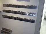 une photo d'une cuisine avec plusieurs étagères en inox