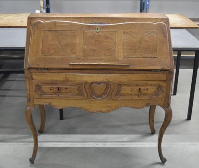 un petit bureau avec un plateau en bois dans une pièce