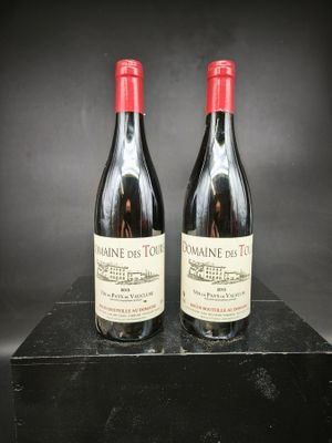 deux bouteilles de vin rouge posées sur une boîte noire