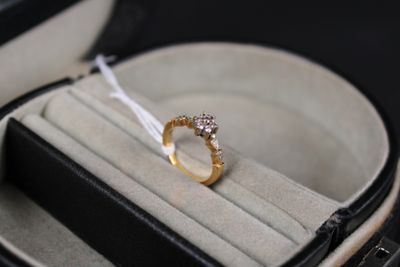 une bague dans un écrin entouré d'un ruban blanc