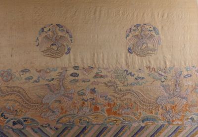 une photo d'un mur sur lequel est représenté un dragon