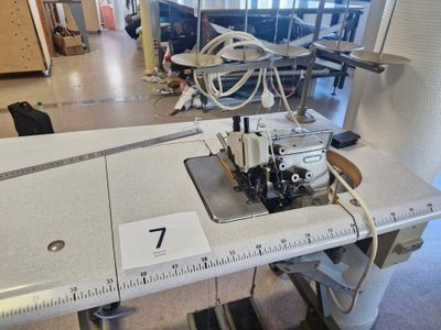 une machine à coudre posée sur une table dans une pièce