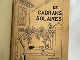 un vieux livre sur lequel figure l'image d'un chat assis sur le rebord d'une fenêtre