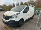 une camionnette blanche garée dans un parking