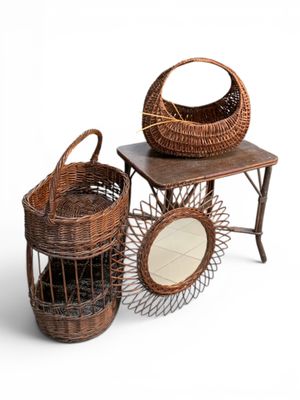 deux paniers et une table sur laquelle est posé un miroir