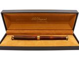 un stylo en bois dans un coffret noir orné d'une bordure dorée
