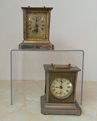 Deux pendulettes d'officier à musique en métal