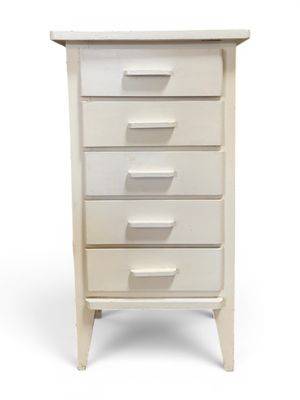 une commode blanche avec cinq tiroirs de chaque côté