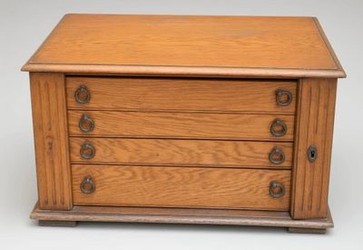 une vieille commode en bois comportant quatre tiroirs de chaque côté