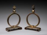 paire de bougeoirs anciens en laiton reposant sur des socles en bois