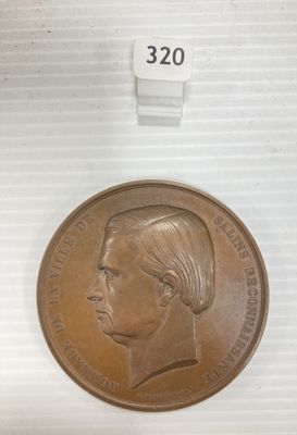 gros plan d'une pièce de monnaie sur laquelle figure un visage de femme