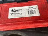 une boîte à outils rouge sur laquelle est collé un autocollant