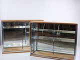 paire de vitrines en verre avec des étagères en bois et en verre