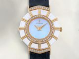 une image montrant un gros plan d'une montre-bracelet dotée d'une lunette sertie de diamants