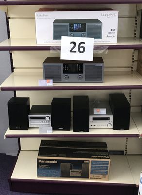 beaucoup d'électronique sur les étagères du magasin