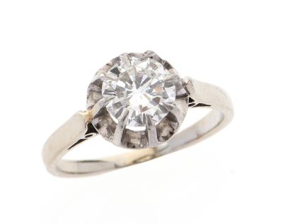 gros plan d'une bague en diamant sur fond blanc