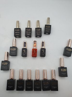 Plusieurs flacons de vernis à ongles sont disposés en cercle sur une table