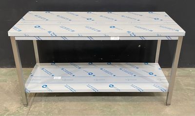 une photo d'une table en acier inoxydable comportant deux étagères