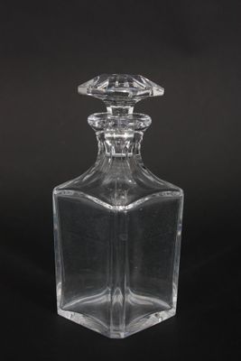 carafe en verre transparent sur fond noir, avec un fond noir