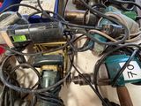 de nombreux outils posés ensemble sur une table