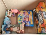 une boîte en carton remplie de jouets et de jeux pour enfants