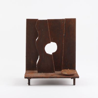 une image représentant une sculpture métallique percée d'un trou en son centre