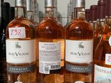 plusieurs bouteilles de vin sont alignées sur un comptoir