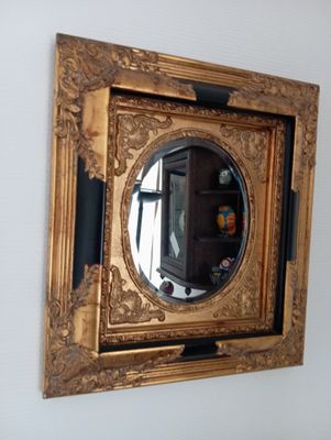 un miroir accroché au mur dans le coin d'une pièce