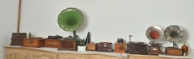un meuble en bois sur lequel est posée une radio