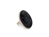 un gros plan d'une bague contenant une pierre noire