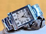 une montre-bracelet en argent munie d'un bracelet en argent