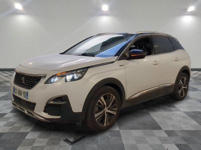 le SUV blanc est garé dans une pièce au sol en damier