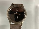 une image montrant un gros plan d'une montre-bracelet sur une vitrine
