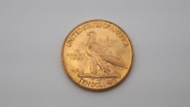 Une pièce de monnaie en or à valeur faciale de dix dollars USA tê...