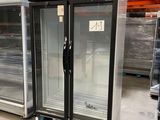 deux réfrigérateurs posés sur une palette dans un entrepôt