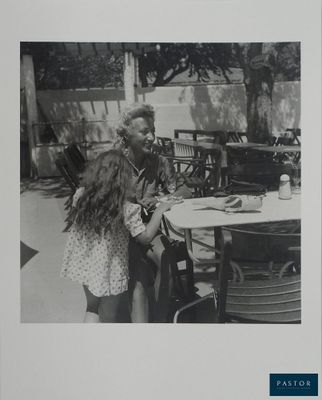 une vieille photo en noir et blanc d'un homme et d'une femme assis à une table