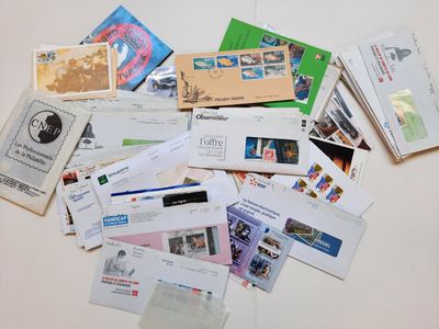 de nombreux types d'enveloppes différents sur la table