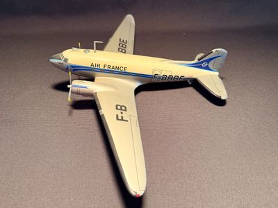 un avion jouet posé sur une table
