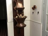 une horloge accrochée au mur, dans un coin de la pièce
