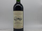 une bouteille de vin posée sur une table