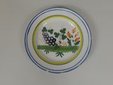 une assiette avec un dessin sur une table
