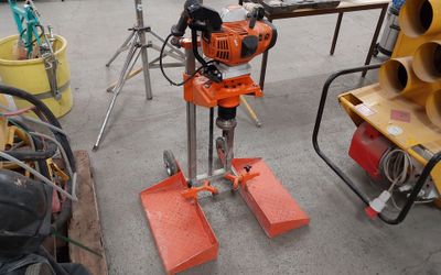 une petite machine posée sur le sol