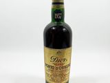 une bouteille de vin posée sur une table blanche