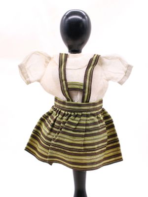 un mannequin vêtu d'une robe rayée verte et blanche