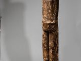 une image représentant une statue en bois d'un homme portant une couronne sur la tête