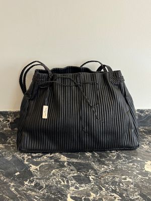 un sac à main noir posé sur une table en marbre