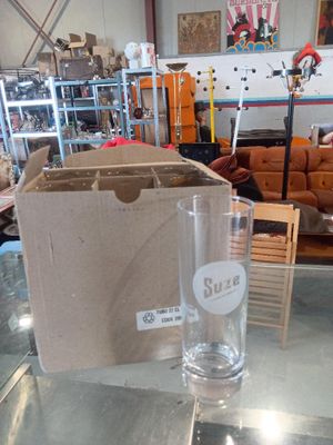 un verre posé sur une table dans une pièce