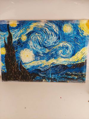 une photo d'une photo représentant une nuit étoilée, accrochée sur un réfrigérateur