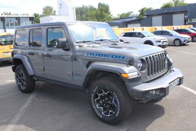 une Jeep garée sur un parking, avec d'autres voitures en arrière-plan