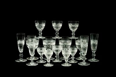 un grand nombre de verres à vin posés sur une table